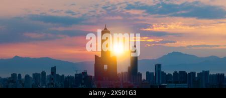 Vue aérienne panoramique du port de la ville de kaohsiung au lever du soleil, Taiwan. Banque D'Images