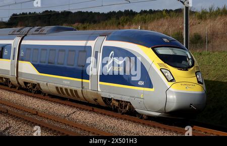 Photo du dossier datée du 21/01/21 d'un train à grande vitesse Eurostar e320 se dirigeant vers la France en passant par Ashford dans le Kent. Un expert international du transport ferroviaire a appelé Eurostar à faire face à la concurrence directe, alors que le tunnel sous la Manche a 30 ans lundi. Mark Smith, fondateur du site web de voyages ferroviaires internationaux Seat61.com, a déclaré qu’avoir une deuxième compagnie exploitant des services de trains de voyageurs vers le continent pourrait conduire à des tarifs plus bas et à de nouvelles destinations. Date d'émission : lundi 6 mai 2024. Banque D'Images