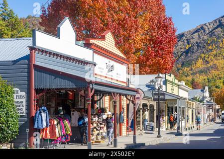 Magasins et cafés en automne, Buckingham Street, Arrowtown, Otago, Île du Sud, nouvelle-Zélande Banque D'Images