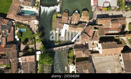 Vue aérienne de la cascade sur la rivière Mincio, un endroit pittoresque en Italie. Village de Borghetto sul Mincio au sud du lac de Garde, en Vénétie Banque D'Images