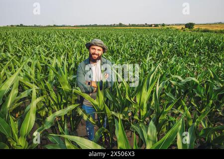 Portrait de fermier qui cultive le maïs. Occupation agricole. Banque D'Images