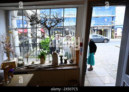 Windsor au printemps offre un éventail de la culture traditionnelle britannique placé avec des boutiques de cadeaux et des restaurants et des magasins offrant le Fudge britannique traditionnel ainsi que la cuisine du monde entier. Tout simplement la journée parfaite pour attirer des visiteurs du monde entier ... Banque D'Images