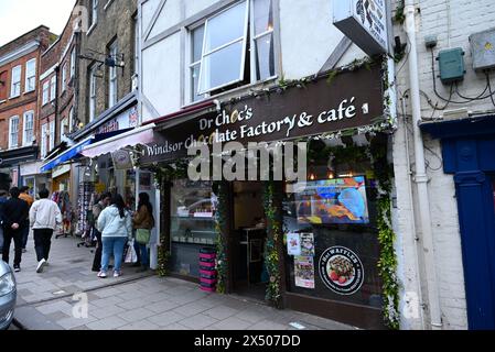 Windsor au printemps offre un éventail de la culture traditionnelle britannique placé avec des boutiques de cadeaux et des restaurants et des magasins offrant le Fudge britannique traditionnel ainsi que la cuisine du monde entier. Tout simplement la journée parfaite pour attirer des visiteurs du monde entier ... Banque D'Images