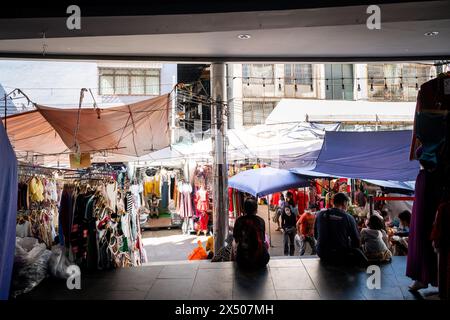 Un cliché du marché trépidant de Pratunam à Bangkok, en Thaïlande. Banque D'Images