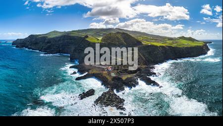 Drone vue de Ponta da Ferraria, Sao Miguel, Açores, piscine chaude volcanique naturelle dans l'océan Atlantique sur Açores Banque D'Images