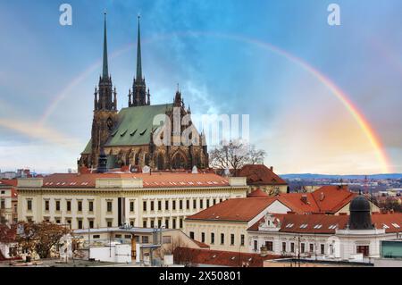 Arc-en-ciel sur Brno - Petrov, Cathédrale de composé Pierre et Paul. République tchèque - Europe. Banque D'Images