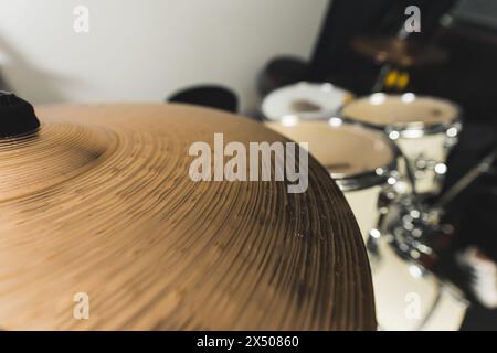 Gros plan de la plaque de cymbale en bronze de tambour dans le studio de musique. Photo de haute qualité Banque D'Images