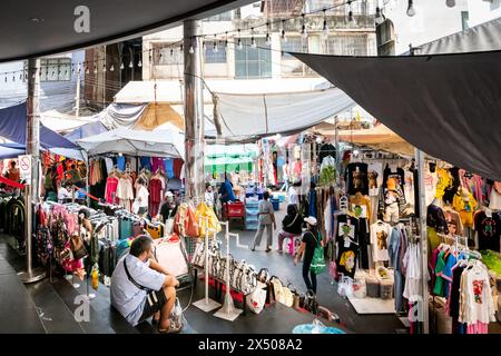 Un cliché du marché trépidant de Pratunam à Bangkok, en Thaïlande. Banque D'Images