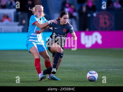 05 mai 2024 San Jose, CA États-Unis L'attaquante du Bay FC Scarlett Camberos (11 ans) et l'attaquante des Red Stars de Chicago Penelope Hocking (55 ans) se bat pour le ballon lors du match NWSL entre le Chicago Red Star et le Bay FC. Chicago Beat Bay FC 2-1 au Pay Pal Park San Jose Calif. Thurman James / CSM Banque D'Images