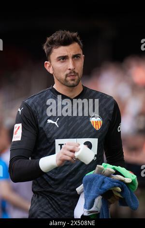 Valencia, Espagne. 06 mai 2024. VALENCIA, ESPAGNE - 5 MAI : Cristian Rivero gardien de but de Valencia CF regarde avant le match LaLiga EA Sports entre Valencia CF et Deportivo Alaves au stade Mestalla, le 5 mai 2024 à Valence, Espagne. (Photo de Jose Torres/photo Players images) crédit : Magara Press SL/Alamy Live News Banque D'Images