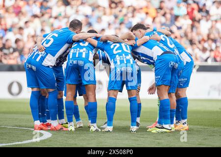 Valencia, Espagne. 06 mai 2024. VALENCIA, ESPAGNE - 5 MAI : L'équipe Deportivo Alaves avant le match LaLiga EA Sports entre Valencia CF et Deportivo Alaves au stade Mestalla, le 5 mai 2024 à Valence, Espagne. (Photo de Jose Torres/photo Players images) crédit : Magara Press SL/Alamy Live News Banque D'Images