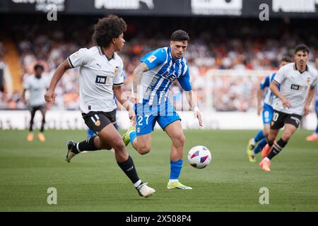Valencia, Espagne. 06 mai 2024. VALENCE, ESPAGNE - 5 MAI : Peter Federico Winger droit de Valencia CF concourt pour le ballon avec Javi Lopez, arrière gauche du Deportivo Alaves lors du match LaLiga EA Sports entre Valencia CF et Deportivo Alaves au stade Mestalla, le 5 mai 2024 à Valence, Espagne. (Photo de Jose Torres/photo Players images) crédit : Magara Press SL/Alamy Live News Banque D'Images