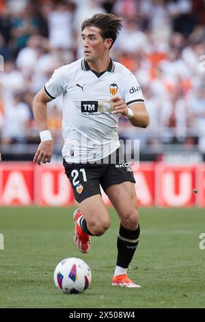 Valencia, Espagne. 06 mai 2024. VALENCIA, ESPAGNE - 5 MAI : Jesus Vazquez arrière gauche du Valencia CF court avec le ballon lors du match LaLiga EA Sports entre Valencia CF et Deportivo Alaves au stade Mestalla, le 5 mai 2024 à Valence, Espagne. (Photo de Jose Torres/photo Players images) crédit : Magara Press SL/Alamy Live News Banque D'Images