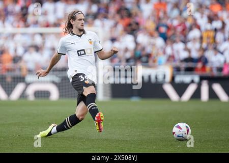 Valencia, Espagne. 06 mai 2024. VALENCIA, ESPAGNE - 5 MAI : Yarek Gasiorowski Centre-back du Valencia CF passe le ballon lors du match LaLiga EA Sports entre Valencia CF et Deportivo Alaves au stade Mestalla, le 5 mai 2024 à Valence, Espagne. (Photo de Jose Torres/photo Players images) crédit : Magara Press SL/Alamy Live News Banque D'Images