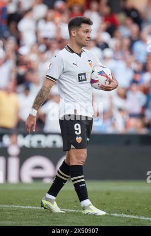 Valencia, Espagne. 06 mai 2024. VALENCE, ESPAGNE - 5 MAI : Hugo Duro Centre-attaquant de Valencia CF regarde pendant le match LaLiga EA Sports entre Valencia CF et Deportivo Alaves au stade Mestalla, le 5 mai 2024 à Valence, Espagne. (Photo de Jose Torres/photo Players images) crédit : Magara Press SL/Alamy Live News Banque D'Images