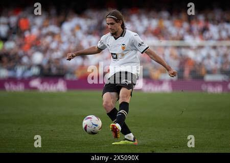 Valencia, Espagne. 06 mai 2024. VALENCIA, ESPAGNE - 5 MAI : Yarek Gasiorowski Centre-back du Valencia CF passe le ballon lors du match LaLiga EA Sports entre Valencia CF et Deportivo Alaves au stade Mestalla, le 5 mai 2024 à Valence, Espagne. (Photo de Jose Torres/photo Players images) crédit : Magara Press SL/Alamy Live News Banque D'Images