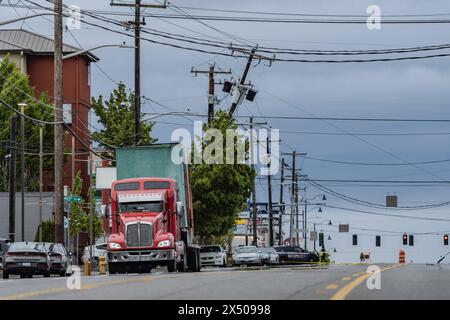 Shoreline, États-Unis. 05 mai 2024. Un camion avec des fils accrochés à son sommet, ayant renversé des poteaux électriques le long d'Aurora Ave à Seattle. L'incident, qui s'est produit vers 17 heures, a entraîné la perte d'électricité d'environ 770 personnes, comme l'indique la carte des pannes du phare de Seattle. Les intervenants d'urgence se sont rapidement rendus sur les lieux, où un camion a été retrouvé enchevêtré dans des câbles et avait renversé plusieurs poteaux électriques, ce qui a exacerbé la panne. (Photo de Chin Hei Leung/SOPA images/Sipa USA) crédit : Sipa USA/Alamy Live News Banque D'Images