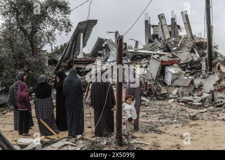 Rafah, Territoires palestiniens. 06 mai 2024. Des Palestiniens inspectent une maison endommagée après que des avions de combat israéliens ont bombardé des bâtiments à Rafah. Crédit : Abed Rahim Khatib/dpa/Alamy Live News Banque D'Images