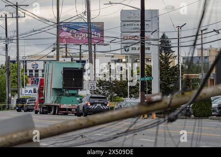 Shoreline, États-Unis. 05 mai 2024. Un camion avec des fils accrochés à son sommet, ayant renversé des poteaux électriques le long d'Aurora Ave à Seattle. L'incident, qui s'est produit vers 17 heures, a entraîné la perte d'électricité d'environ 770 personnes, comme l'indique la carte des pannes du phare de Seattle. Les intervenants d'urgence se sont rapidement rendus sur les lieux, où un camion a été retrouvé enchevêtré dans des câbles et avait renversé plusieurs poteaux électriques, ce qui a exacerbé la panne. (Photo de Chin Hei Leung/SOPA images/Sipa USA) crédit : Sipa USA/Alamy Live News Banque D'Images