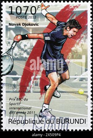 Joueur de tennis Novak Djokovic en action sur timbre-poste Banque D'Images