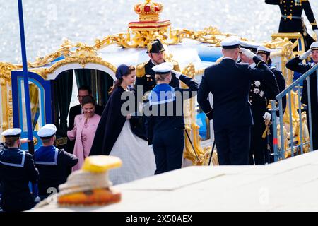 Stockholm, Swden. 06 mai, 2024.Stockholm, Suède. 06 mai 2024. Le roi Frédéric X et la reine Marie arrivent par bateau avec l’ordre Vasa accompagnés de la princesse héritière suédoise Victoria et du prince Daniel à Skeppsbron à Stockholm, le lundi 6 mai 2024. À l'arrivée, le couple royal est reçu par le roi Carl XVI Gustaf et la reine Silvia. Lundi et mardi, le couple royal danois effectuera sa première visite d’État en Suède. Crédit : Ritzau/Alamy Live News Banque D'Images