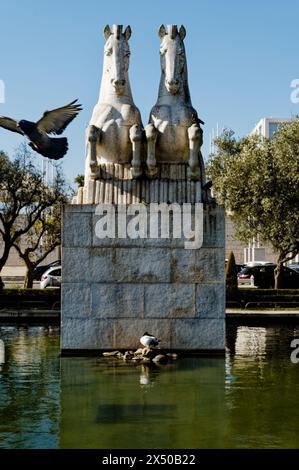 Des sculptures blanches de chevaux entourent la fontaine monumentale de la place de l'empire à Belem. Banque D'Images