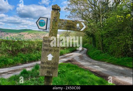 Glyndwr's Way et Heart of Wales Line Trail jonction près de Garth Hill, Knighton, Powys, pays de Galles Banque D'Images