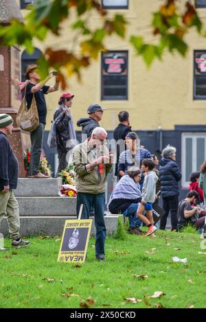 Melbourne, Australie. 05 mai 2024. L'homme avec l'écriteau Julian Assange regarde son téléphone pendant le rallye du 1er mai. Le rassemblement annuel en Australie a lieu le premier dimanche de mai. Le 1er mai ou Journée internationale des travailleurs est célébré le 1er mai et réunit les mouvements syndicaux et les partis politiques de gauche. Crédit : SOPA images Limited/Alamy Live News Banque D'Images