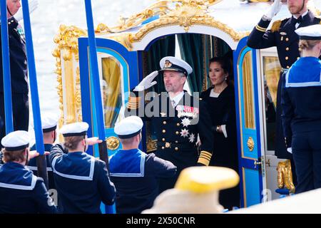 Stockholm, Swden. 06 mai, 2024.Stockholm, Suède. 06 mai 2024. Le roi Frédéric X et la reine Marie arrivent en bateau avec l'ordre de Vasa, accompagnés de la princesse héritière suédoise Victoria et du prince Daniel à Skeppsbron à Stockholm, le lundi 6 mai 2024. À l'arrivée, le couple royal est reçu par le roi Carl XVI Gustaf et la reine Silvia. Lundi et mardi, le couple royal danois effectuera sa première visite d’État en Suède. Crédit : Ritzau/Alamy Live News Banque D'Images