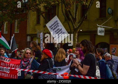 Melbourne, Australie. 05 mai 2024. Les syndicalistes et les socialistes se rassemblent lors du rassemblement du 1er mai. Le rassemblement annuel en Australie a lieu le premier dimanche de mai. Le 1er mai ou Journée internationale des travailleurs est célébré le 1er mai et réunit les mouvements syndicaux et les partis politiques de gauche. (Photo de Alexander Bogatyrev/SOPA images/SIPA USA) crédit : SIPA USA/Alamy Live News Banque D'Images