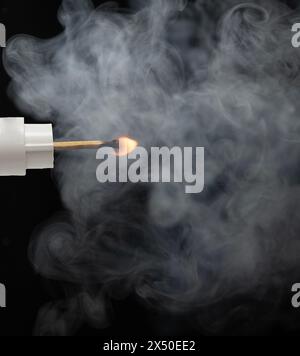 Bouchon conceptuel sur le feu entouré de fumée Banque D'Images