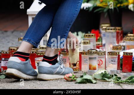 06 mai 2024, Rhénanie du Nord-Westphalie, Paderborn : bougies de deuil debout sur une scène de crime dans le centre-ville de Paderborn. Près d'une semaine après une attaque mortelle contre un homme de 30 ans devant un kiosque à Paderborn, deux des trois suspects se sont rendus lundi soir. Cela a été annoncé par le parquet de Paderborn et la police de Bielefeld. Il s'agit d'un tunisien de 18 ans et d'un marocain de 17 ans qui avaient été recherchés, ont-ils dit. Photo : Friso Gentsch/dpa Banque D'Images