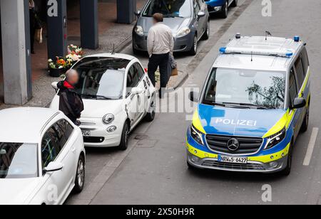 06 mai 2024, Rhénanie du Nord-Westphalie, Paderborn : des bougies de deuil se tiennent sur une scène de crime dans le centre-ville de Paderborn, où la police roule dans un véhicule. Près d'une semaine après une attaque mortelle contre un homme de 30 ans devant un kiosque à Paderborn, deux des trois suspects se sont rendus lundi soir. Cela a été annoncé par le parquet de Paderborn et la police de Bielefeld. Il s'agit d'un tunisien de 18 ans et d'un marocain de 17 ans qui avaient été recherchés, ont-ils dit. Photo : Friso Gentsch/dpa - ATTENTION : personne(s) a(ont) été pixélisée(s) pour des raisons légales Banque D'Images