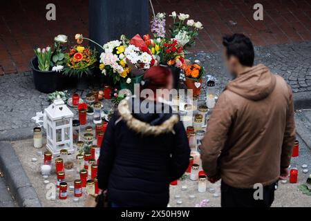 06 mai 2024, Rhénanie du Nord-Westphalie, Paderborn : bougies de deuil debout sur une scène de crime dans le centre-ville de Paderborn. Près d'une semaine après une attaque mortelle contre un homme de 30 ans devant un kiosque à Paderborn, deux des trois suspects se sont rendus lundi soir. Cela a été annoncé par le parquet de Paderborn et la police de Bielefeld. Il s'agit d'un tunisien de 18 ans et d'un marocain de 17 ans qui avaient été recherchés, ont-ils dit. Photo : Friso Gentsch/dpa - ATTENTION : personne(s) a(ont) été pixélisée(s) pour des raisons légales Banque D'Images