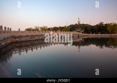 Beihai Park. Le jardin impérial au nord-ouest de la Cité interdite à Pékin. Banque D'Images