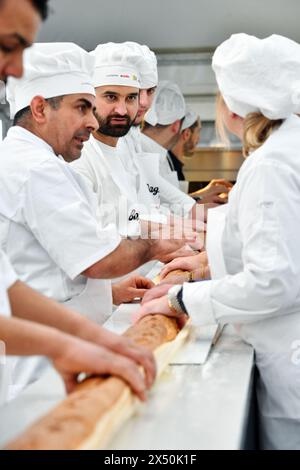 Les boulangers français ont établi un nouveau record du monde avec une baguette de 140,53 mètres de long à Suresnes - Livre Guinness - France Banque D'Images