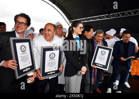 Les boulangers français ont établi un nouveau record du monde avec une baguette de 140,53 mètres de long à Suresnes - Livre Guinness - France Banque D'Images