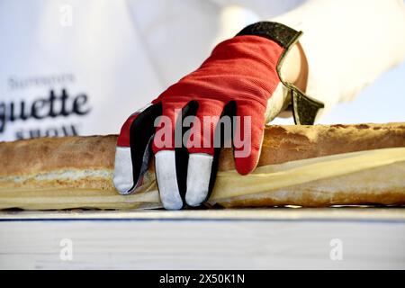 Les boulangers français ont établi un nouveau record du monde avec une baguette de 140,53 mètres de long à Suresnes - Livre Guinness - France Banque D'Images