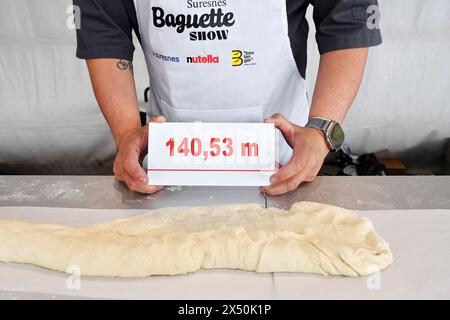 Les boulangers français ont établi un nouveau record du monde avec une baguette de 140,53 mètres de long à Suresnes - Livre Guinness - France Banque D'Images