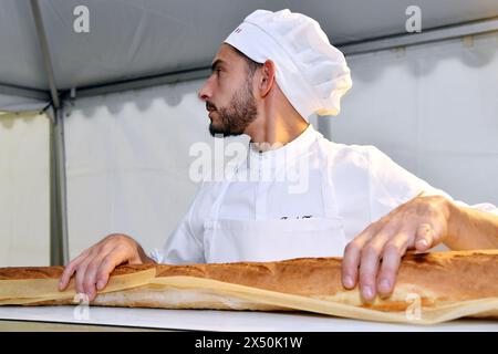 Les boulangers français ont établi un nouveau record du monde avec une baguette de 140,53 mètres de long à Suresnes - Livre Guinness - France Banque D'Images