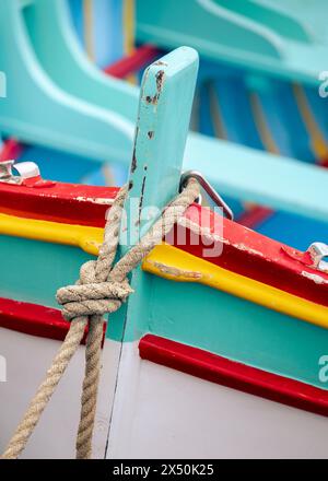 Gros plan sur les détails vibrants d'une proue d'un bateau de pêche luzzu maltais dans le village de pêcheurs traditionnel de Marsaxlokk. Banque D'Images