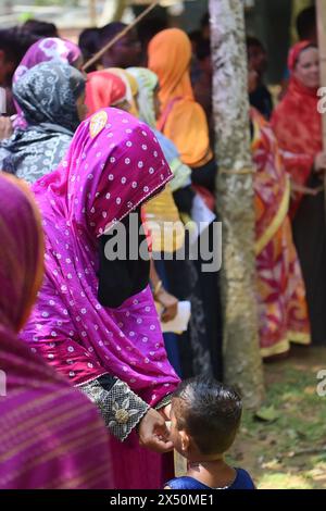 Les électeurs musulmans attendent patiemment leur tour pour voter dans un bureau de vote de Boxanagar à Agartala dans la première phase des élections de Lok Sabha. Tripura, Inde. Banque D'Images