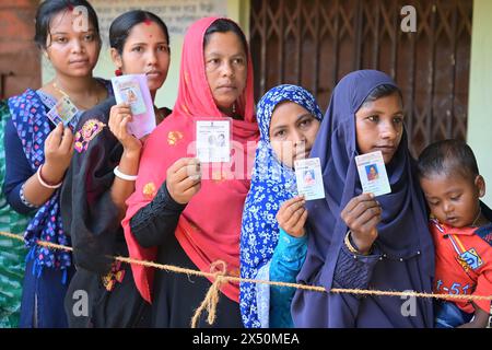 Les électeurs musulmans attendent patiemment leur tour pour voter dans un bureau de vote de Boxanagar à Agartala dans la première phase des élections de Lok Sabha. Tripura, Inde. Banque D'Images