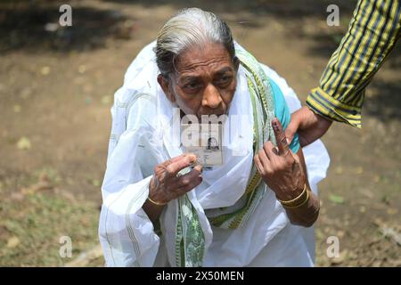 Une femme âgée affiche fièrement son doigt encré après avoir voté aux élections de Lok Sabha dans un bureau de vote de Boxanagar à Agartala. Tripura, Inde. Banque D'Images