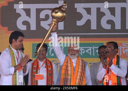 Le premier ministre Narendra Modi est félicité par le ministre en chef du Tripura, Dr Manik Saha, candidat du BJP et ancien cm du Tripura, Biplab Kumar Deb, Kriti Debbarma, le président du parti Rajib Bhattacharjee, et d'autres dirigeants lors d'un rassemblement avant l'élection du Lok Sabha à Agartala, Tripura, en Inde. Banque D'Images