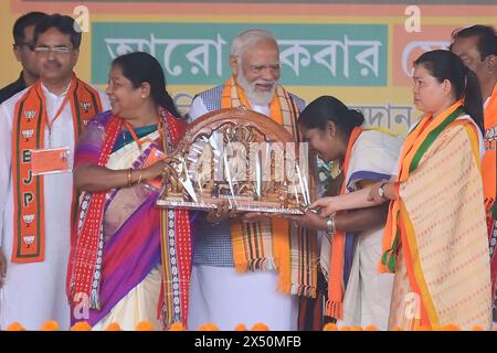 Le premier ministre Narendra Modi est félicité par le ministre en chef du Tripura, Dr Manik Saha, candidat du BJP et ancien cm du Tripura, Biplab Kumar Deb, Kriti Debbarma, le président du parti Rajib Bhattacharjee, et d'autres dirigeants lors d'un rassemblement avant l'élection du Lok Sabha à Agartala, Tripura, en Inde. Banque D'Images