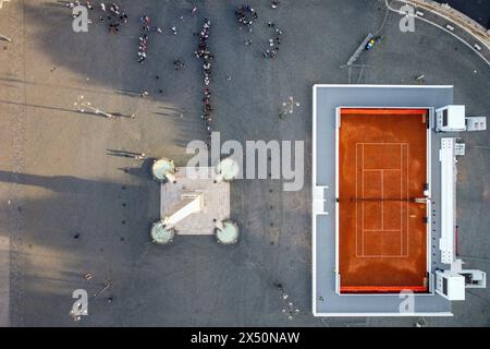 Rome, Italie. 06 mai 2024. (NOTE DE LA RÉDACTION : image prise par un drone) vue aérienne de la Piazza del Popolo. Rome se prépare pour le tournoi de tennis Italien Open - Internazionali BNL d'Italia, en installant un court de terre battue rouge sur la Piazza del Popolo centrale. (Photo de Stefano Costantino/SOPA images/Sipa USA) crédit : Sipa USA/Alamy Live News Banque D'Images