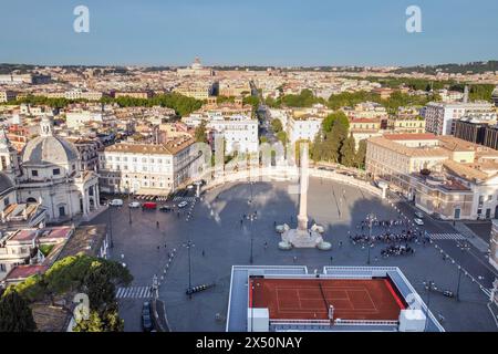 Rome, Italie. 06 mai 2024. (NOTE DE LA RÉDACTION : image prise par un drone) vue aérienne de la Piazza del Popolo. Rome se prépare pour le tournoi de tennis Italien Open - Internazionali BNL d'Italia, en installant un court de terre battue rouge sur la Piazza del Popolo centrale. (Photo de Stefano Costantino/SOPA images/Sipa USA) crédit : Sipa USA/Alamy Live News Banque D'Images