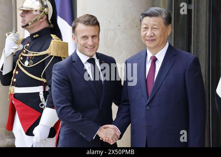 Paris, France. 6 mai 2024. Le président français Emmanuel Macron reçoit le président chinois Xi Jinping le 6 mai 2024 au palais présidentiel de l'Elysée à Paris. Crédit : Bernard Menigault/Alamy Live News Banque D'Images