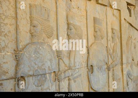 Marvdsaht, Iran - 18 mars 2024 : reliefs sur les ruines de Persépolis près de la ville de Shiraz dans la province de Fars, Iran. Banque D'Images